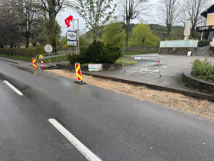 Der Parkplatz des Caféhauses in Weyregg ist nicht befahrbar.