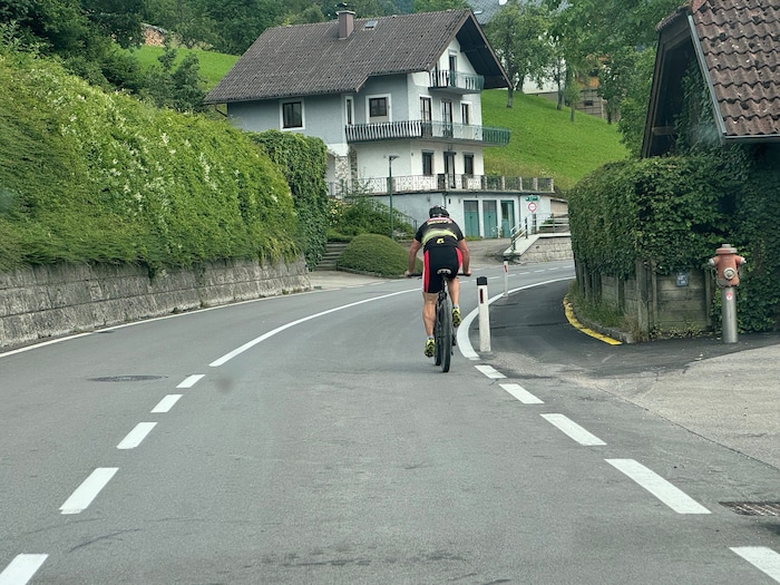 Radfahrer ignorieren den Radweg, der neben der Seeleiten-Bundesstraße verläuft.