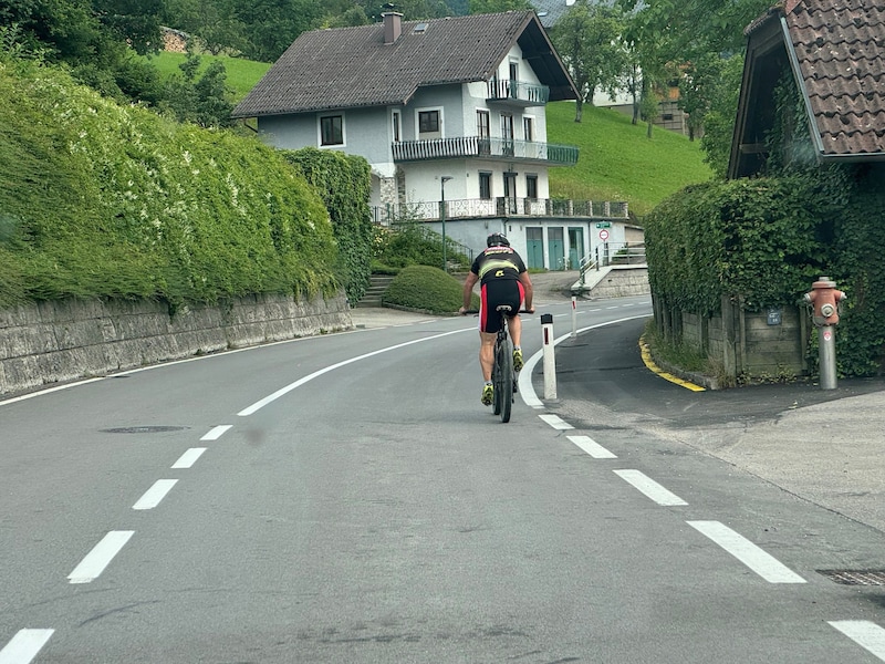Radfahrer ignorieren den Radweg, der neben der Seeleiten-Bundesstraße verläuft.  (Bild: Loy Robert)