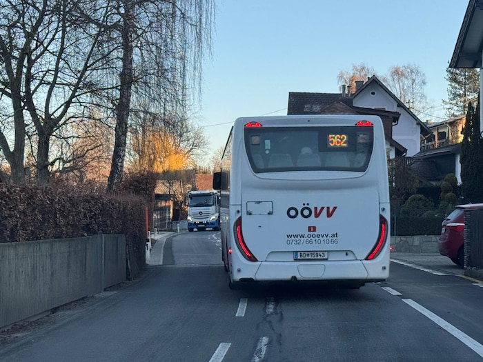 Bei der Fahrt auf der Bundesstraße ist Vorsicht geboten. Hier hätte im Gegenverkehr nicht einmal ...