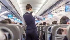 Ein ehemaliger Flugbegleiter verriet jetzt die Ekel-Fallen bei Snacks und Getränken im Flieger. (Bild: Matej Kastelic – stock.adobe.com)