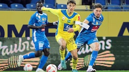 Das Bild täuscht: Luxbacher fliegt die Kapitänsbinde nicht davon. (Bild: GEPA)