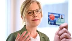 Gewessler hat das Klimaticket federführend mitgestaltet. (Bild: APA/KroneKreativ)