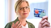 Gewessler hat das Klimaticket federführend mitgestaltet. (Bild: APA/KroneKreativ)