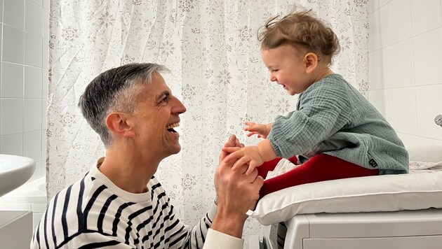 Hannes Auer mit seiner Kleinsten. Er ist fünf Monate Vollzeit-Papa und macht eine Bildschirmpause.  (Bild: privat)