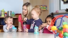 Bestimmen künftig die finanziellen Möglichkeiten der Eltern, in welche Form der Kinderbetreuung Dreijährige geschickt werden? (Bild: RioPatuca Images – stock.adobe.com)