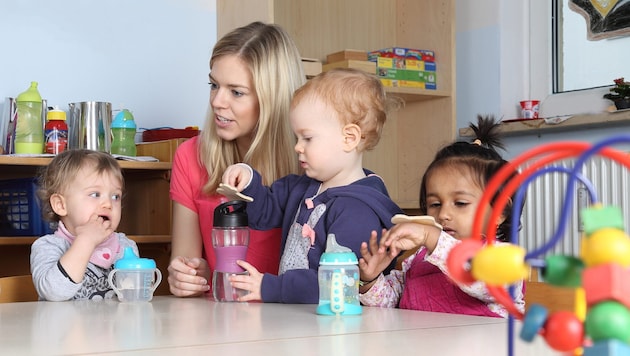 Bestimmen künftig die finanziellen Möglichkeiten der Eltern, in welche Form der Kinderbetreuung Dreijährige geschickt werden? (Bild: RioPatuca Images – stock.adobe.com)