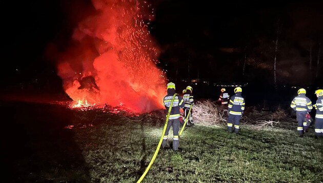 18 Feuerwehrleute rückten ins unwegsame Gelände aus. (Bild: Feuerwehr Liezen-Stadt)