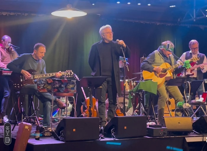 Adi Hirschal bei seinem Gastauftritt in Neusiedl am See: Bei der Irish Night des Lions Clubs Neusiedlersee, war er für einige Lieder auf der Bühne. 