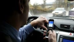 Telefonieren ohne Freisprecheinrichtung ist während der Fahrt verboten. (Bild: Birbaumer Christof)