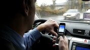Telefonieren ohne Freisprecheinrichtung ist während der Fahrt verboten.