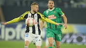 Ercan Kara (hinten) läuft seinem 38. Tor für Rapid noch hinterher