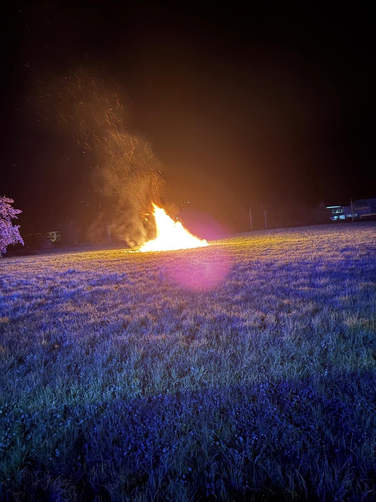 Auch in Niklasdorf kam es zu einer verfrühten Entzündung eines Osterfeuers. (Bild: Freiwillige Feuerwehr Niklasdorf) Auch in Niklasdorf kam es zu einer verfrühten Entzündung eines Osterfeuers. (Bild: Freiwillige Feuerwehr Niklasdorf)