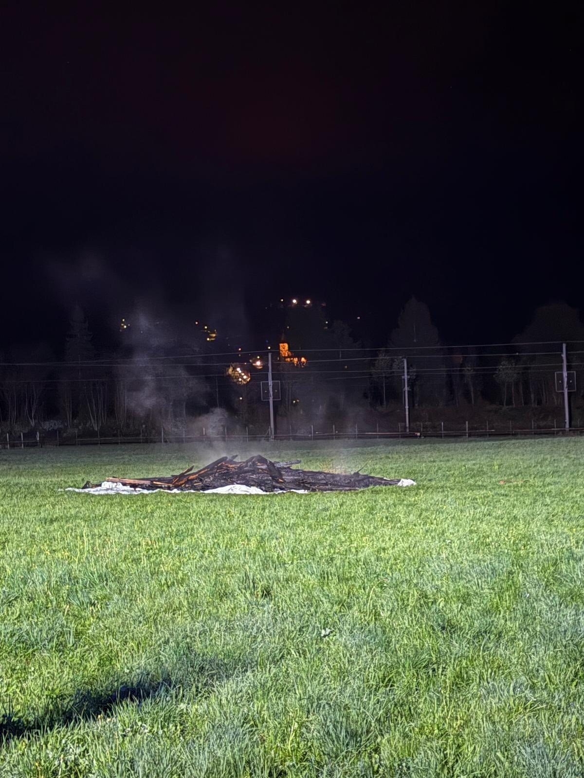 Auch in Niklasdorf kam es zu einer verfrühten Entzündung eines Osterfeuers. (Bild: Freiwillige Feuerwehr Niklasdorf) Auch in Niklasdorf kam es zu einer verfrühten Entzündung eines Osterfeuers. (Bild: Freiwillige Feuerwehr Niklasdorf)