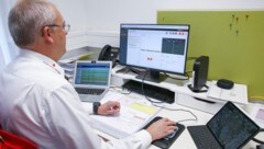 20 Telenotärzte helfen hierzulande weiter.  (Bild: Markus Hechenberger)