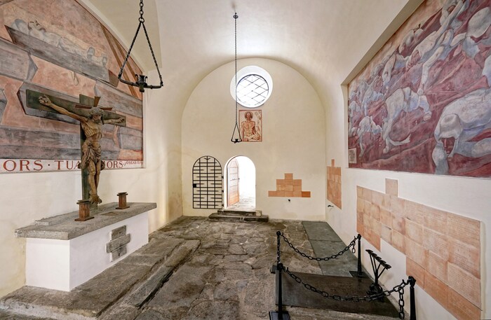 Heute ist das Gemälde, wie vier weitere Kunstwerke, noch in der Kapelle zu bestaunen.