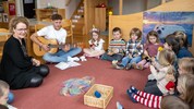 Landesrätin Christiane Teschl-Hofmeister stattete Benni Altmann und den Kindergartenkindern ...