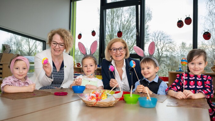 Kinder lassen Osterbrauchtum mit Teschl-Hofmeister und Mikl-Leitner hochleben.