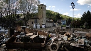 In Monteu da Po nahe Turin haben die Einwohner mit dem Aufräumen angefangen.  (Bild: APA/AFP/MARCO BERTORELLO)