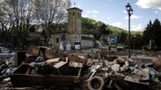 In Monteu da Po nahe Turin haben die Einwohner mit dem Aufräumen angefangen.  (Bild: APA/AFP/MARCO BERTORELLO)