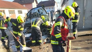 Der Schaden war enorm, denn drei Autos und eine Wand hatten die rasante Fahrt in Feldkirchen/D. gestoppt (Bild: Samariterbund Feldkirchen)