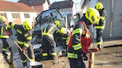 Der Schaden war enorm, denn drei Autos und eine Wand hatten die rasante Fahrt in Feldkirchen/D. ...