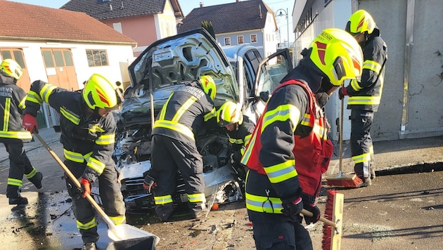 Der Schaden war enorm, denn drei Autos und eine Wand hatten die rasante Fahrt in Feldkirchen/D. gestoppt (Bild: Samariterbund Feldkirchen)