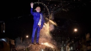 In Mexiko werden zu Ostern traditionell Puppen verbrannt – auch heuer könnte Donald Trump wie schon im Jahr 2016 wieder ein besonders beliebtes „Opfer“ sein. (Bild: AFP)