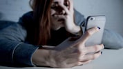 Besonders jüngere Menschen, die mit Kurznachrichten aufgewachsen sind, empfinden spontane Telefonate häufig als aufdringlich oder unangenehm. (Bild: Wordley Calvo Stock - stock.adobe.com)