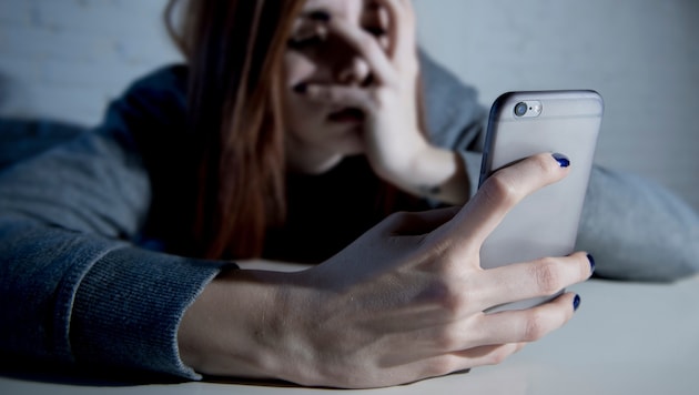 Besonders jüngere Menschen, die mit Kurznachrichten aufgewachsen sind, empfinden spontane Telefonate häufig als aufdringlich oder unangenehm. (Bild: Wordley Calvo Stock - stock.adobe.com)