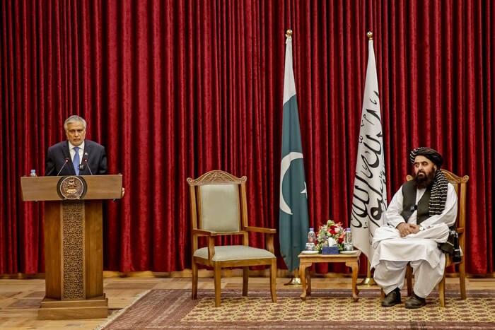 Von links: Pakistans Außenminister Ishaq Dar mit seinem afghanischen Kollegen Amir Chan Muttaki