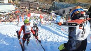 Mit den Skiern auf den Schultern ging es durch den tiefen Schnee in Richtung Ziel – extrem ...