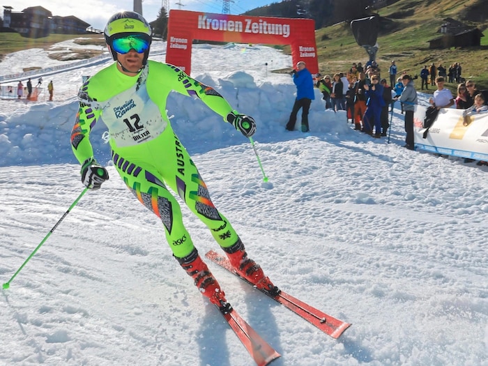 Sieger und Titelverteidiger Bischof beim Abschwingen im Ziel. 