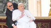 Der Papst zeigt sich nach seinem Klinikaufenthalt immer im Rollstuhl.