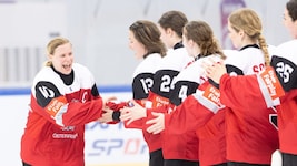 Anna Meixner (li.) und Österreich durften sich feiern lassen (Bild: ÖEHV/Nicolas Zangerle-NZ Photos)