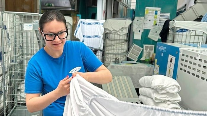 Angelina M. ist fleißig bei der Arbeit. Sie ist in allen Abteilungen der Wäscherei beschäftigt.