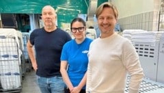 Angelina M., flankiert von Betriebsleiter Höritzauer (li.) und Jobcoach Korntheuer, gilt als hoch motivierte Mitarbeiterin in der Firma Stuhl. (Bild: Privat)