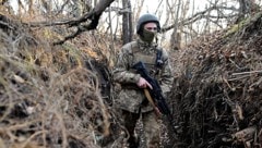 Ein ukrainischer Soldat an der Front des von Russland besetzten Gebietes in Donesk