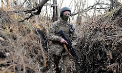 Ein ukrainischer Soldat an der Front des von Russland besetzten Gebietes in Donesk