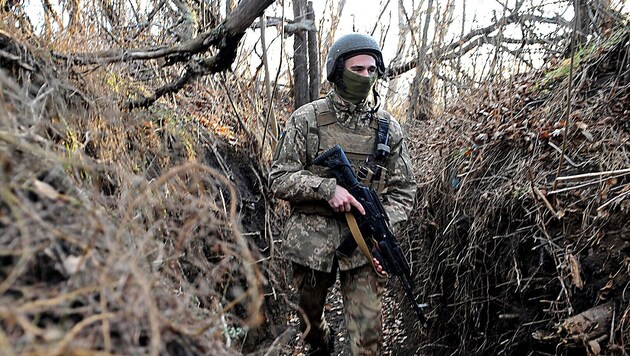 Ein ukrainischer Soldat an der Front des von Russland besetzten Gebietes in Donesk