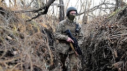Ein ukrainischer Soldat an der Front des von Russland besetzten Gebietes in Donesk