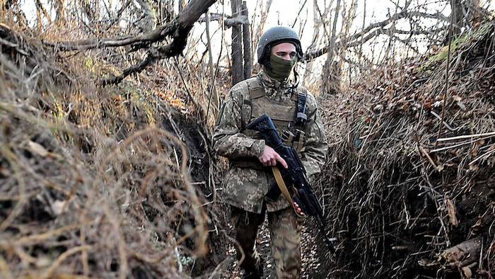 Ein ukrainischer Soldat in einem Schützengraben in der Region Donezk
