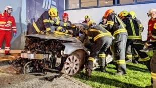 Das Auto wurde stark beschädigt. (Bild: FF Bad Goisern)