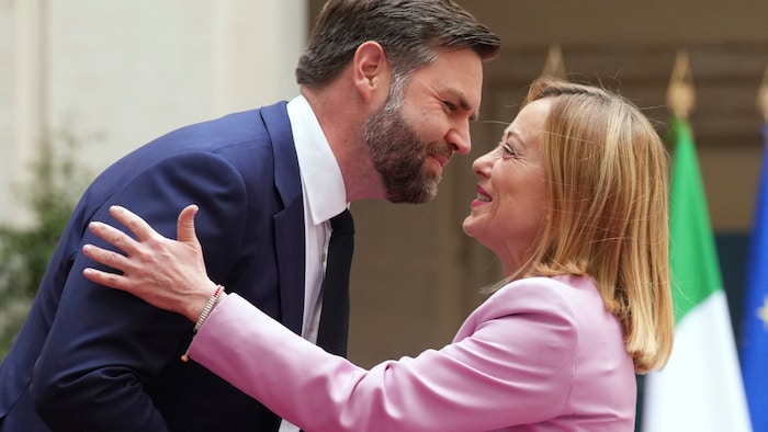 „Ich fühle mich geehrt, den Vizepräsidenten der Vereinigten Staaten J. D. Vance, den ich schon lange nicht mehr gesehen habe, im Palazzo Chigi zu begrüßen. Wir hatten gestern ein fantastisches Treffen in Washington“, scherzte Meloni. 