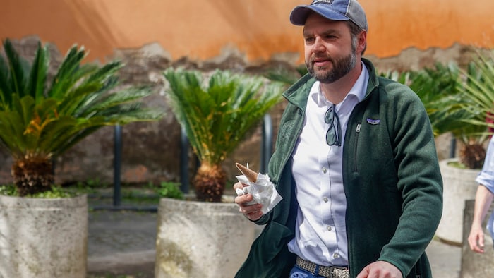Vance besuchte am Samstag den botanischen Garten in Rom, aber nicht das Kolosseum. Das Monument wurde dennoch gesperrt, was für viel Unmut bei Touristen sorgte.