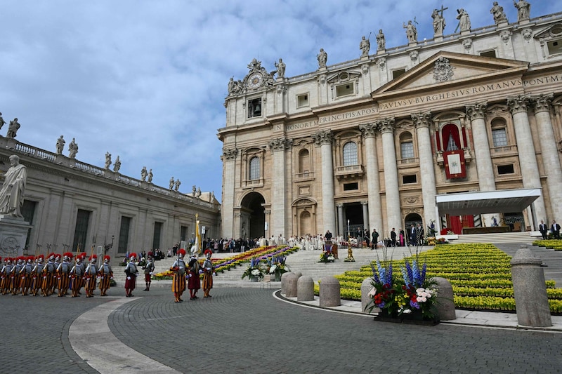 Feierlichkeiten am Petersplatz (Bild: AFP/ANDREAS SOLARO)