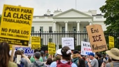 Auch vor dem Weißen Haus in Washington wurde gegen Trumps Politik demonstriert. (Bild: APA/AFP/Richard PIERRIN)