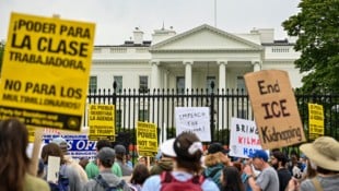 Auch vor dem Weißen Haus in Washington wurde gegen Trumps Politik demonstriert. (Bild: APA/AFP/Richard PIERRIN)