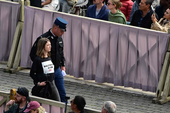 PETA-Aktivisten hatten die Ostermesse gestört und gegen den Stierkampf demonstriert. Sie wurden von der Polizei abgeführt. 