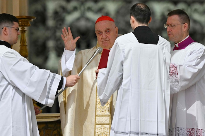 Der italienische Kardinal Angelo Comastri leitete die Ostermesse im Vatikan anstelle des Papstes.